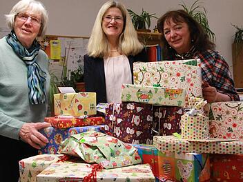 Rose Gerbeth von der Kissinger Senioreninitiative "Mach mit" sowie Gabriele Makowka und Uschi Kriener von der Kindertheatergruppe haben ein paar Dutzend Geschenke organisiert für Kinder und Jugendliche aus dem Landkreis, bei denen ansonsten nichts unter dem Weihnachtsbaum liegen würde.  Foto: Carmen Schmitt