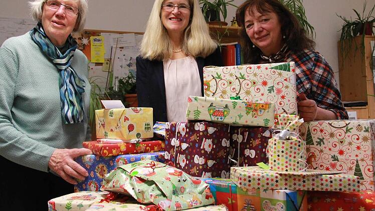 Rose Gerbeth von der Kissinger Senioreninitiative "Mach mit" sowie Gabriele Makowka und Uschi Kriener von der Kindertheatergruppe haben ein paar Dutzend Geschenke organisiert für Kinder und Jugendliche aus dem Landkreis, bei denen ansonsten nichts unter dem Weihnachtsbaum liegen würde.  Foto: Carmen Schmitt