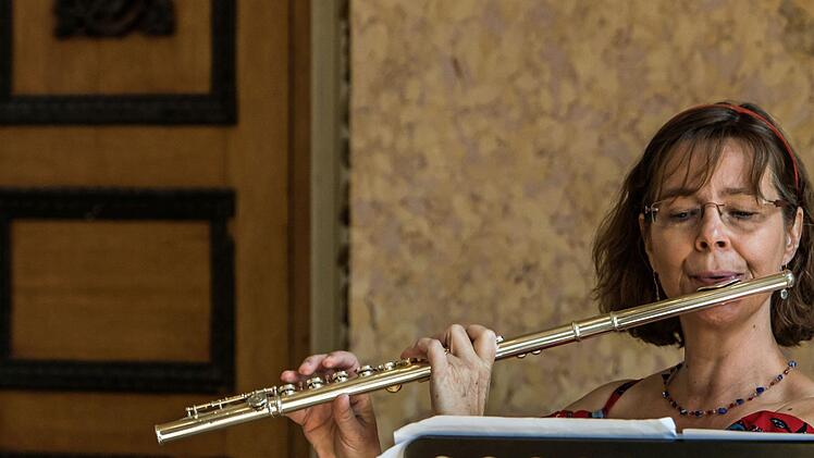 Schwebende Flötenklänge: Angelika Stirner-Ebert beim "Concert for Kids" im Coburger Landestheater.Foto: Jochen Berger