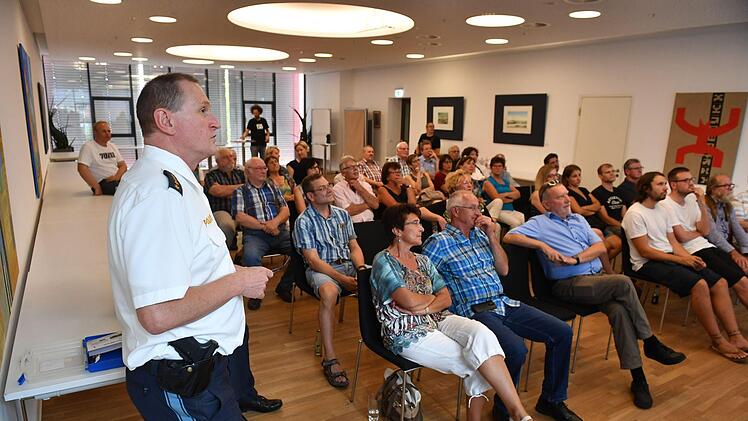 35 Zuhörer kamen in die Räume der Mediengruppe Oberfranken, um Fragen an den Polizeichef von Bamberg loszuwerden. Foto: Ronald Rinklef