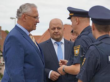 Innenminister Joachim Herrmann (von links) und Landtagskandidat Holger Dremel im Gespräch mit Polizisten.Johannes Michel