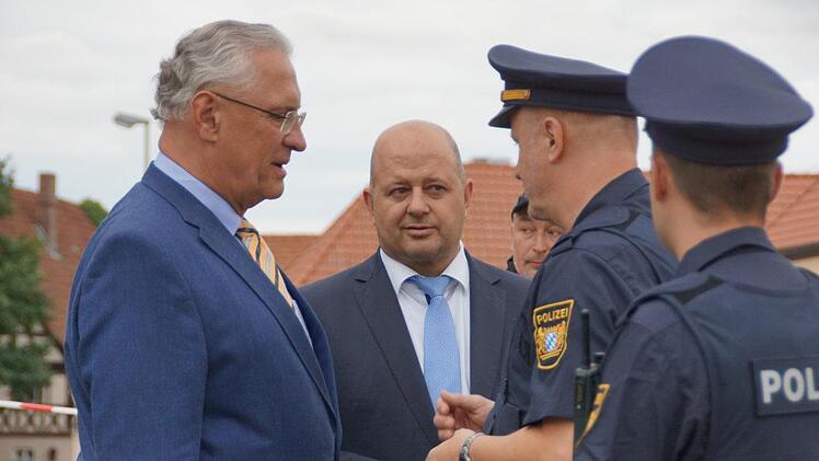 Innenminister Joachim Herrmann (von links) und Landtagskandidat Holger Dremel im Gespräch mit Polizisten.Johannes Michel
