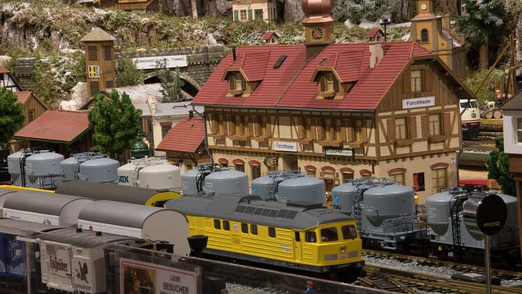 Die Eisenbahn-Ausstellung in der Kaiserpfalz zeigt ein Winterparadies mit Eisenbahnen, und historischen Lokomotiven. Fotos: Josef Hofbauerund