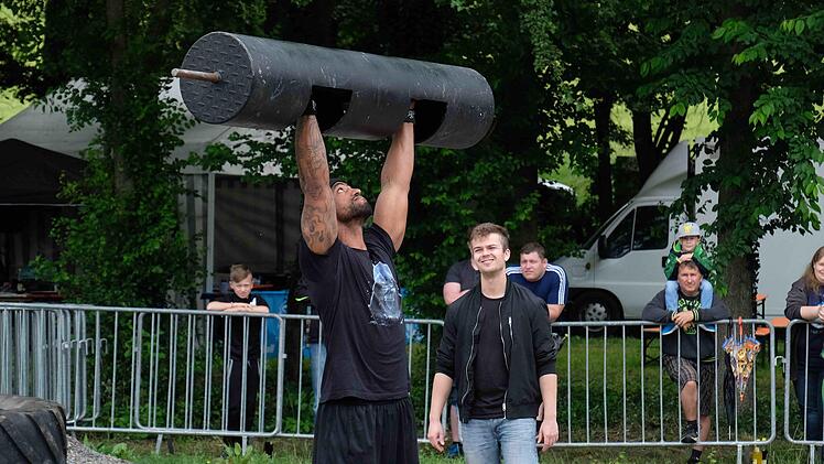 Geschicklichkeit und Balance waren gefordert, wenn unhandliche Kilos empor gehoben wurden. Foto: Gerd Schaar