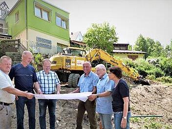 Die Arbeiten für das neue 2,2-Millionen-Kita-Projekt in Wirsberg haben begonnen. Das Bild zeigt von links Bauleiter Jürgen Müller von der Firma Sprenger, Projektleiter Norbert Specht, Bautechniker Günther Körber vom Architekturbüro Drenske, Bürgermeister Hermann Anselstetter, den Architekten Hans-Hermann Drenske und Awo-Geschäftsführerin Elisabeth Weith. Foto: Werner Reißaus