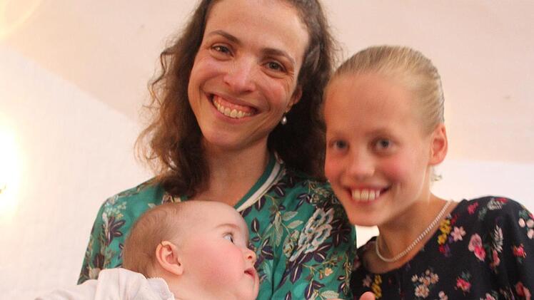 Klara Gollner freute sich, dass auch ihre  Lehrerin samt Nachwuchs  zum Konzert gekommen war. Foto: Sonny Adam