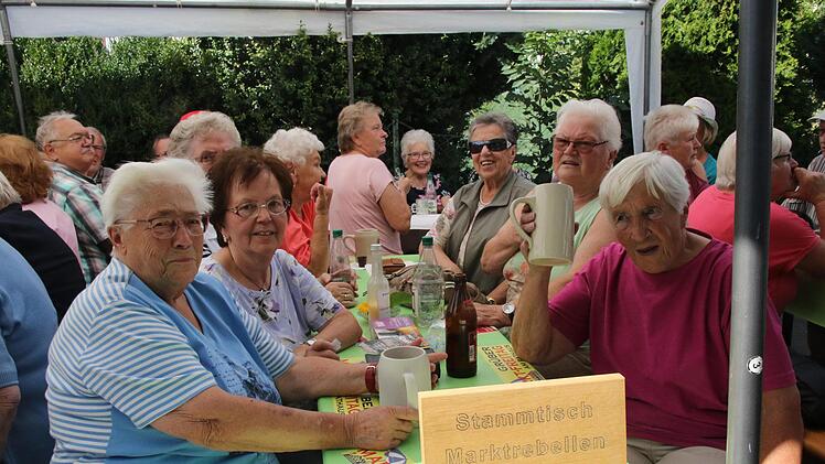 Von Anfang an dabei der Stammtisch, die "Marktrebellen".