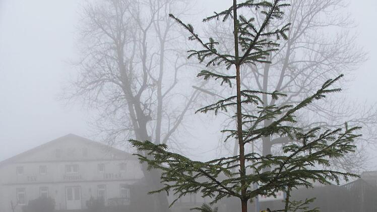 Die Sicherheitsschilder für die Langlaufloipen sind in Presseck schon aufgestellt, doch das einzige Weiß, das zu sehen ist, ist dichter Nebel.  Foto: Sonny Adam