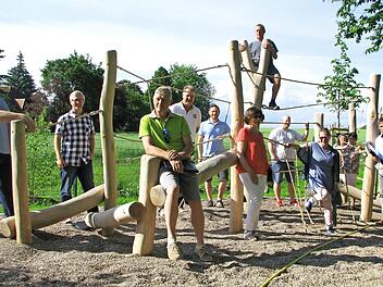 Das Klettergerüst im Außenbereich des "Haus Sonnenschein" wurde gleich mit viel Spaß von den Gremiumsmitgliedern in Beschlag genommen.