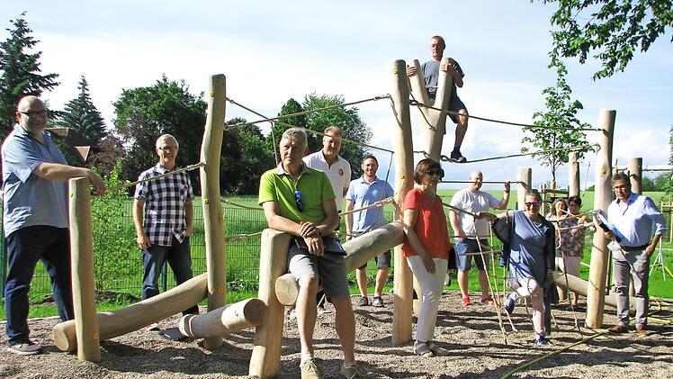 Das Klettergerüst im Außenbereich des "Haus Sonnenschein" wurde gleich mit viel Spaß von den Gremiumsmitgliedern in Beschlag genommen.