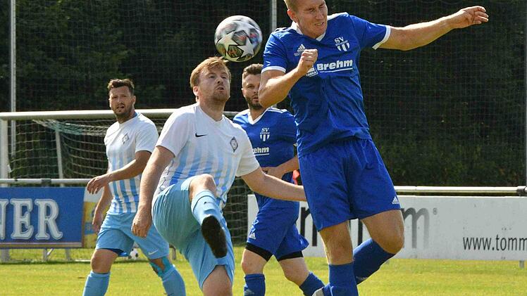 Der zweifache Torsch&uuml;tze aus Ketschendorf Moritz M&ouml;nch (rechts) verpasst knapp den Ball im Duell mit dem Lichtenfelser Simon Glatzer - trotzdem war der SVK-St&uuml;rmer am Ende obenauf.