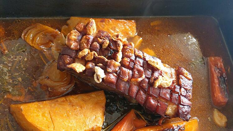Nach zwei Stunden: Braten mit knuspriger Kruste und Soße.