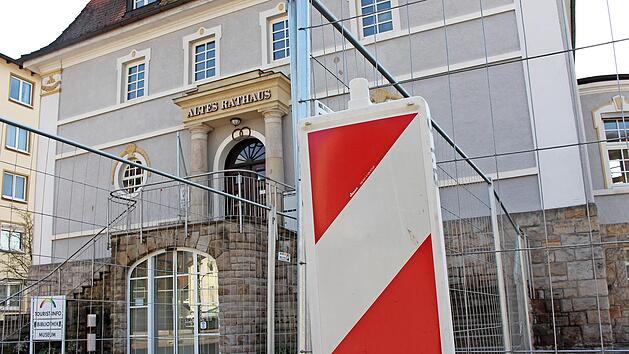 Der Zaun um das Alte Rathaus dient der Sicherheit. Ziegel k&ouml;nnten herabfallen.
