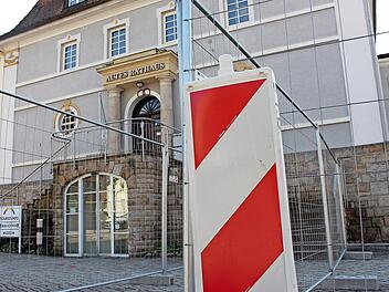 Der Zaun um das Alte Rathaus dient der Sicherheit. Ziegel könnten herabfallen.
