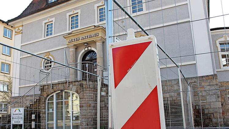 Der Zaun um das Alte Rathaus dient der Sicherheit. Ziegel könnten herabfallen.