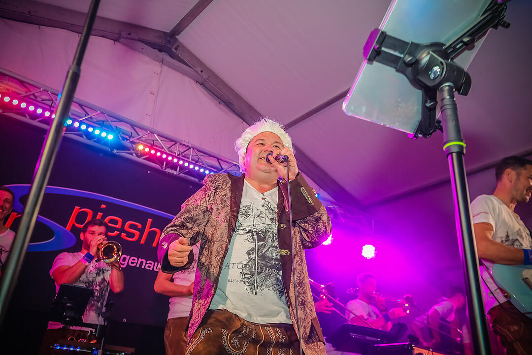 Samstagsparty im Festzelt!