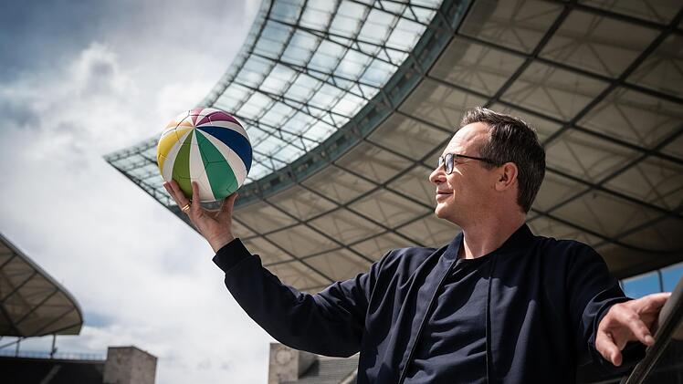 Moderations-Künstler am bunten Ball? Matthias Opdenhövel ist wie schon bei der für den Sender sehr erfolgreichen U21-EM der Fußball-Anchorman bei SAT.1.