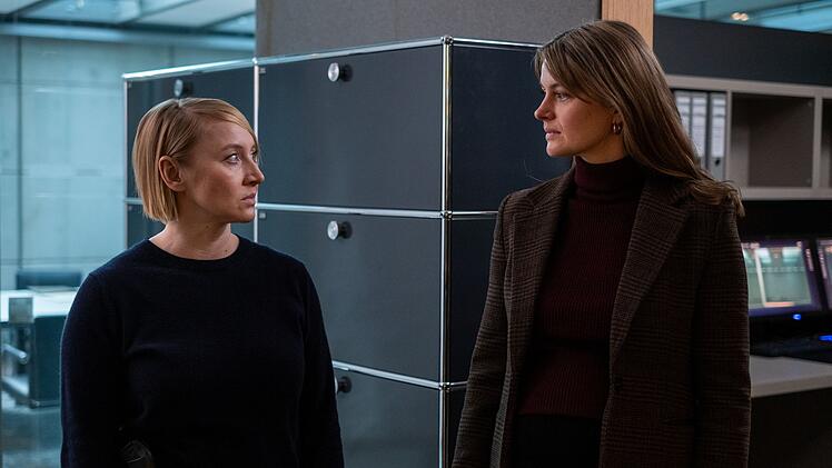 Nora Weiss (Anna Maria M&uuml;he, links) begegnet ihrer Kollegin Sarah Rothe (Alexandra Gottschlich) eher mit Skepsis.