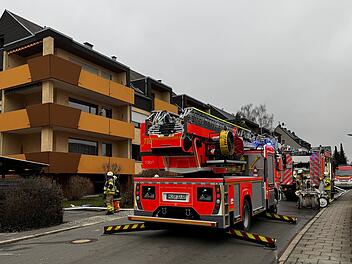 Wohnungsbrand in Hof: Mann erleidet schwere Verletzungen - Feuerwehr st&uuml;rmt verqualmte Einliegerwohnung