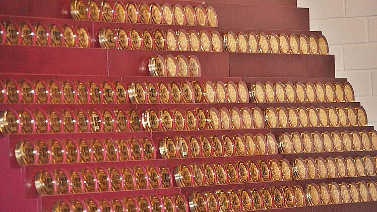 Goldglänzende Plaketten gab es als Auszeichnung für die Blutspender, die 75, 100, 125 und gar 150 Mal Blut gespendet hatten. Foto: Friedrich