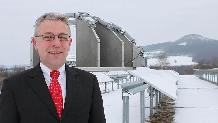 Jörg Eggersdorfer stellt das IBC-Testfeld für Photovoltaik-Anlagen unterhalb des Staffelberges vor.