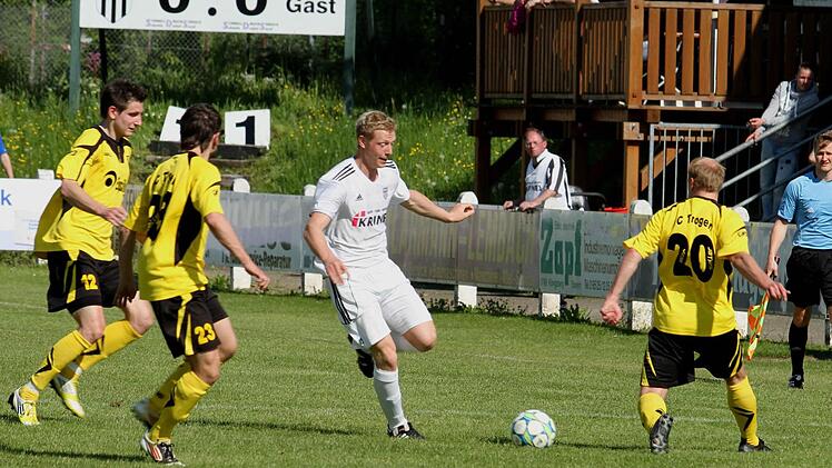 Schon aus der Abwehr heraus ließen die Gäste den Sandern wenig Platz und für den Sander Stefan Nöthling (2. von rechts) ist hier Endstation bei Rene Schildt (rechts); von links die Gästespieler Miloslac Certik und Kevin Winter. Foto: Günther Geiling