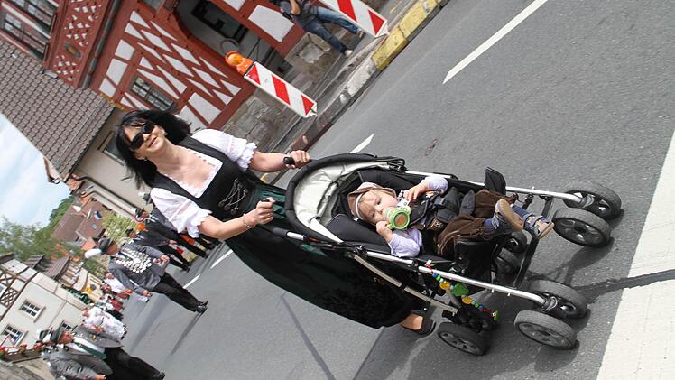 Der Zug bot ein farbenprächtiges Bild.