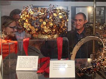 Historische Hausner Exponate wie diese Brautkrone sind im Dorfmuseum ausgestellt.  Fotos: Erlwein