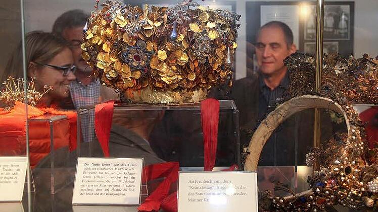 Historische Hausner Exponate wie diese Brautkrone sind im Dorfmuseum ausgestellt.  Fotos: Erlwein