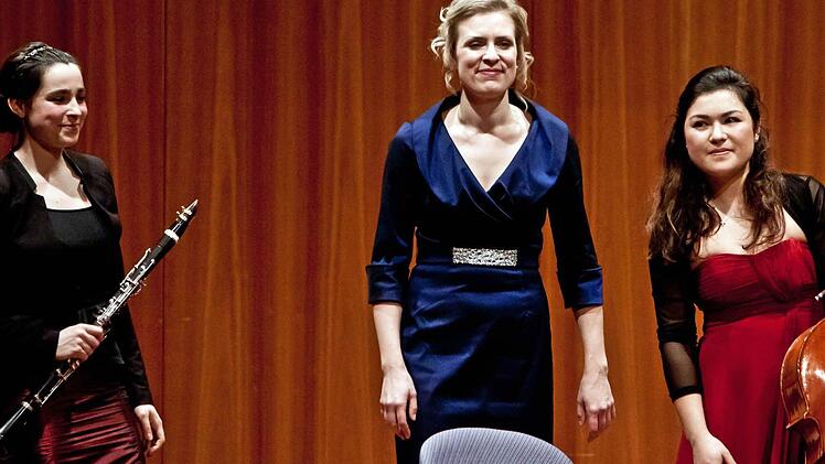 viel Applaus gab es am Ende für Annelien van Wauwe (Klarinette), Olga Gollej (Klavier) und Simone Drescher (Violoncello).