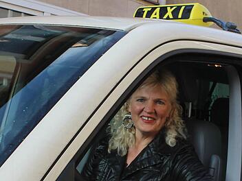 Carola Marek fährt seit 19 Jahren Taxi in der Region rund um Höchstadt. Foto: Peter Groscurth