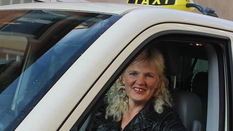 Carola Marek fährt seit 19 Jahren Taxi in der Region rund um Höchstadt. Foto: Peter Groscurth