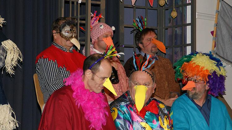 Kaum wieder zu erkennen: Uli Pfuhlmann, Hans-Georg Häfner, Hermann Nölscher, Manfred Engel, Joachim Stark und Peter Klein in ihrem Vogelkäfig.