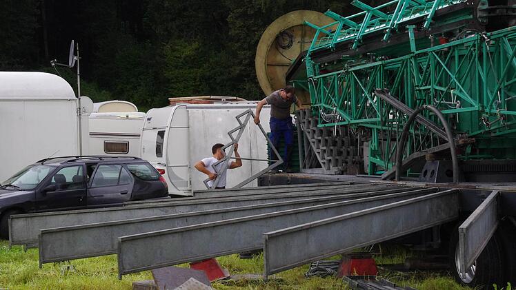 Beim Abbau des Kettenkarussells wird kräftig angepackt. Foto: Marco Meißner
