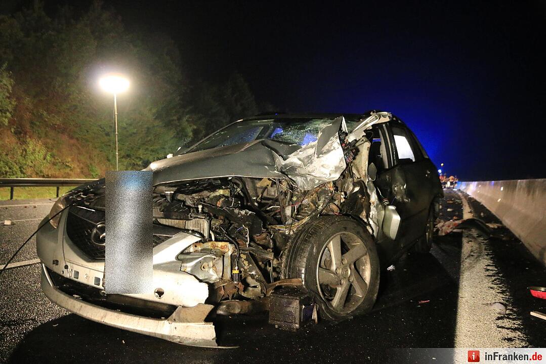 Autobahn gleicht auf 300 Metern einem Truemmerfeld - Eine der drei Schwerverletzten verstirbt im Krankenhaus