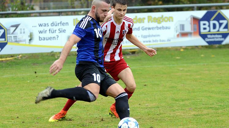 Fuchsstadts Dominik Halbig (hinten) kann Forchheims Adem Selmani nicht am Schuss hindern.  Foto: Birgit Goblirsch