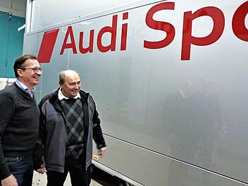 Auch solche riesige Aufleger für Audi Sport hat Helmut Weber (rechts) mit seinen Kollegen aufwendig lackiert. Links Geschäftsführer Peter Hofmann, der Weber in den Ruhestand verabschiedete Fotos: Werner Reißaus