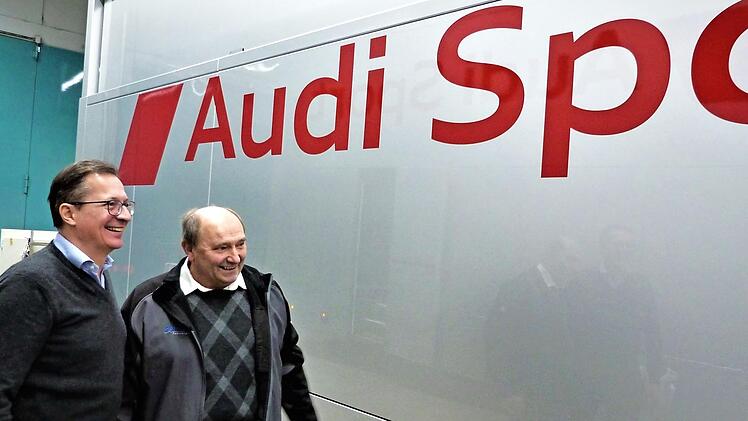Auch solche riesige Aufleger für Audi Sport hat Helmut Weber (rechts) mit seinen Kollegen aufwendig lackiert. Links Geschäftsführer Peter Hofmann, der Weber in den Ruhestand verabschiedete Fotos: Werner Reißaus