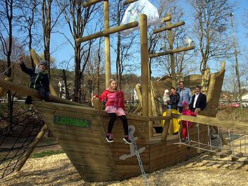 Das Herzstück und der Mittelpunkt des neuangelegten Spielplatzes bei Wagners Hotel ist das große Piratenschiff, die Mannschaft besteht neben den spielenden Kindern auch aus Bürgermeister Gerhard Wunder (re) und Hotelier Christoph Wagner mit seiner Frau Caroline. Foto: Susanne Deuerling