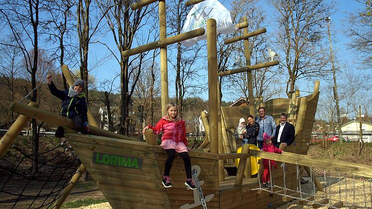 Das Herzstück und der Mittelpunkt des neuangelegten Spielplatzes bei Wagners Hotel ist das große Piratenschiff, die Mannschaft besteht neben den spielenden Kindern auch aus Bürgermeister Gerhard Wunder (re) und Hotelier Christoph Wagner mit seiner Frau Caroline. Foto: Susanne Deuerling