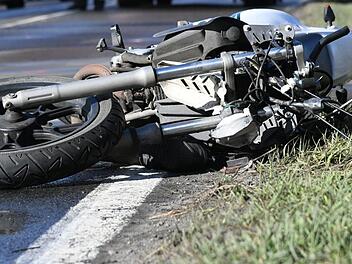 Ein 45-j&auml;hriger Motorradfahrer ist in Ehingen  mit einem Kleinwagen zusammengesto&szlig;en und dabei schwer verletzt worden. Symbolbild: Julian St&auml;hle/dpa