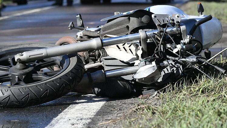 Ein 45-j&auml;hriger Motorradfahrer ist in Ehingen  mit einem Kleinwagen zusammengesto&szlig;en und dabei schwer verletzt worden. Symbolbild: Julian St&auml;hle/dpa