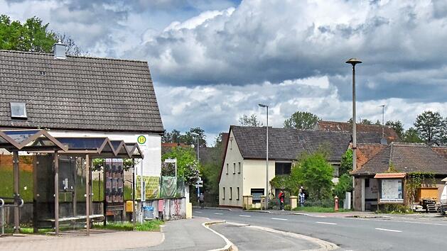 Die Haltestelle Raiffeisenstra&szlig;e Fahrtrichtung Erlangen: Planungsb&uuml;ro und Fachbeh&ouml;rden sollen noch einmal &uuml;berpr&uuml;fen, ob eine Verengung der Raiffeisenstra&szlig;e den n&ouml;tigen Platz f&uuml;r einen barrierefreien Ausbau der Haltstelle bringt. Auf der linken Seite ist die Einfahrt in die Raiffeisenstra&szlig;e zu sehen.