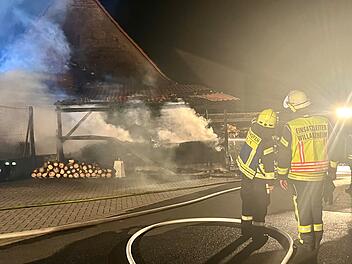 Brand in Kreis Kitzingen: Scheune und Unterstand in Flammen - Feuerwehr verhindert Ausbreitung