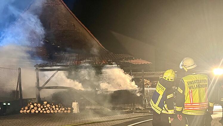 Scheune und Unterstand geraten in Vollbrand
