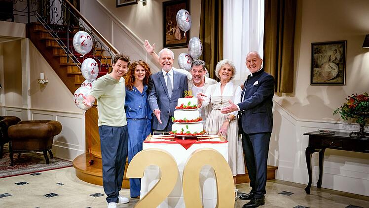 Das neue Traumpaar Johanna Graen (links) und Anthony Paul (links) feierte gemeinsam mit den langjährigen Serienstars Antje Hagen, Sepp Schauer (rechts) und Dirk Galuba (dritter von links) sowie Gregory B. Waldis, dem Traummann der ersten Staffel, das Jubiläum von "Sturm der Liebe".