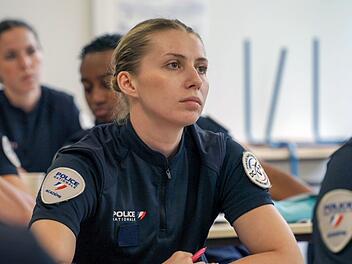 Heute gibt es keine Unterschiede in der Ausbildung weiblicher und m&auml;nnlicher Polizeianw&auml;rter. Der ARTE-Film "Beruf: Polizistin" zeigt, dass das nicht immer so war.