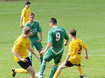 Nur Spalier stehen drei Akteure der DJK Stralsbach beim Pass-Spiel des Stangenrothers Sebastian Arnold. Foto: ssp