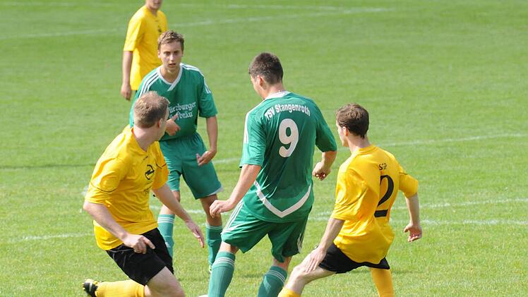 Nur Spalier stehen drei Akteure der DJK Stralsbach beim Pass-Spiel des Stangenrothers Sebastian Arnold. Foto: ssp