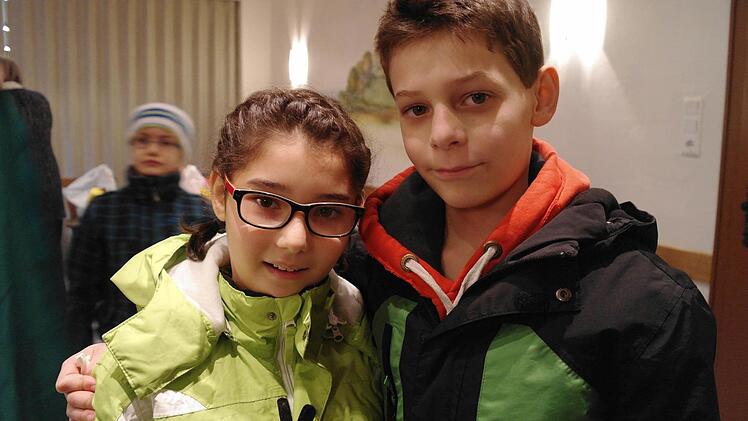 Luca und Emely wurden von Christian angesprochen und auf die Sternsingeraktion neugierig gemacht worden. Sie wissen, dass sie Geld für Flüchtlingskinder in Malawi sammeln und finden: "Flüchtlingen muss geholfen werden." Foto: Stephanie Elm